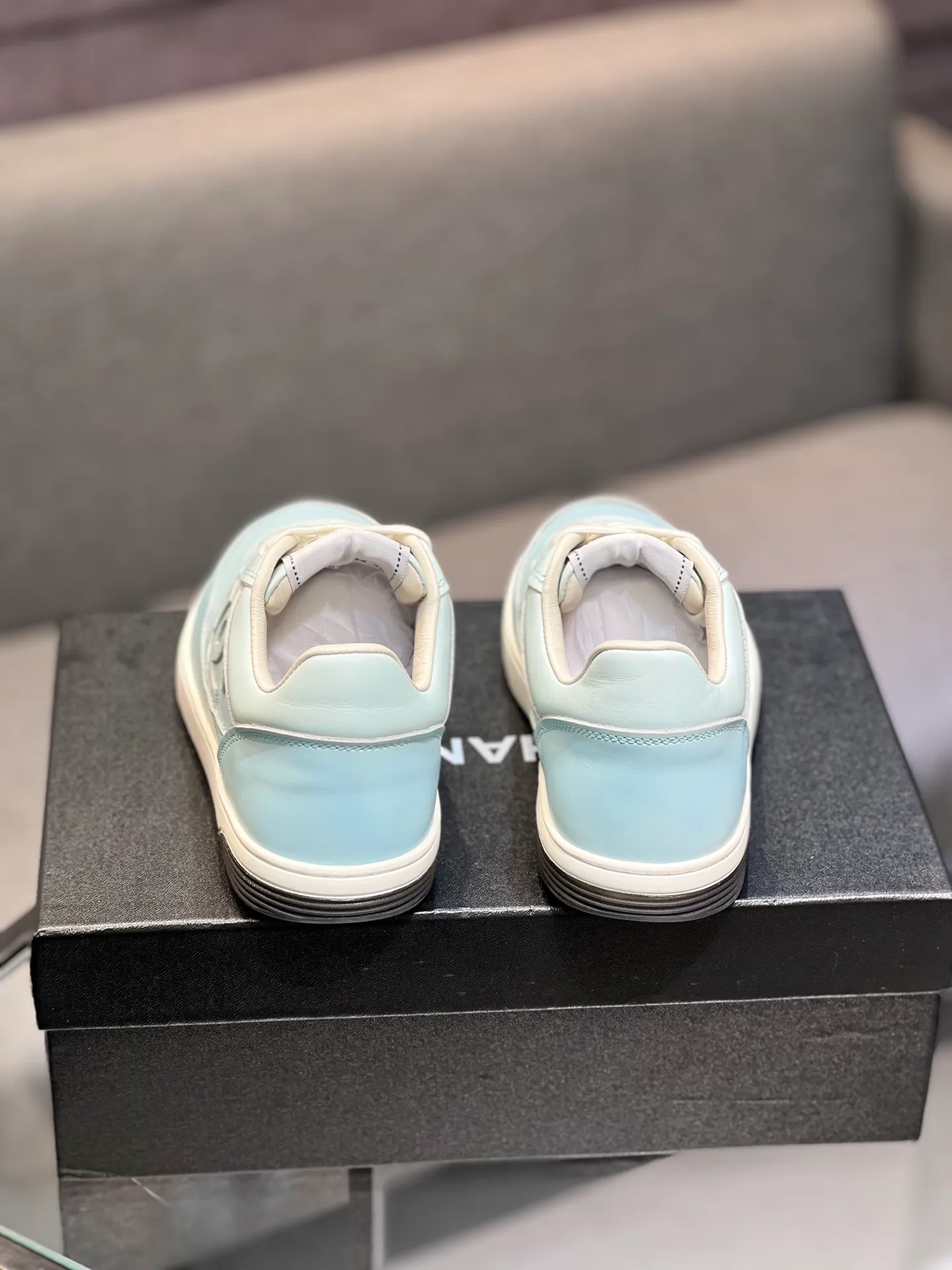 Men's men's shoes 💰660 Exclusive real shot (top version) CHANEL Chanel 2025ss color matching thick-soled casual sports shoes and sneakers. The counter is synchronized. The counter is very popular. A shoe that is very difficult to buy. The most popular thick-soled panda shoes on the Internet. It can be imagined that Xiaoxiang control can't miss it. It has both good looks and comfort. Simple and versatile white shoes. The thick sole increases the height and is super versatile. Close your eyes and wear it. Whoever wears it will look better. Upper: calfskin Lining: imported sheepskin lining Outsole: TPU original outsole Size: 35-44 (customized for women 41 and 40, and 45 for men)